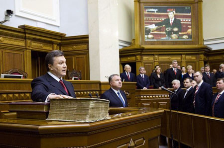 Hình ảnh trong buổi lễ nhậm chức tổng thống của ông Yanukovych hồi năm 2010. Tuy nhiên, với những quyết định đầy tranh cãi của mình trong thời gian tại nhiệm khiến cuộc biểu tình trong nước nổ ra, ông Yanuovych đã bị Quốc hội nước này phế truất với 328 phiếu thuận từ các nghị sĩ hôm 22/2.