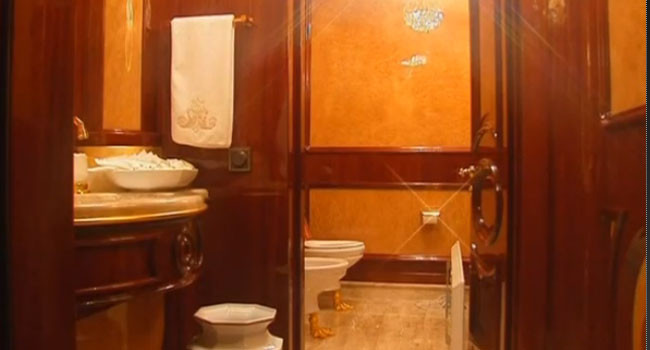 Nhà vệ sinh được thiết kế hiện đại.