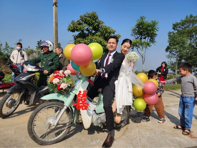 Chiếc xe Cub đón dâu được trang trí thêm bóng bay, chữ hỷ.
