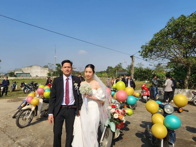 Anh Chung cho biết, hơn 10 chiếc xe Cub trong đoàn rước dâu đều đi mượn. Một số người lớn tuổi khi anh đề xuất mượn xe họ không tin vì nghĩ trêu đùa. “Họ nghĩ thời này đi ô tô chứ ai còn đi xe máy cũ làm gì. Cũng chẳng cô dâu nào chịu ngồi”, anh Chung nói.