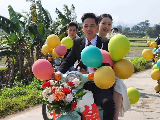 “Việc lựa chọn đón dâu bằng xe Cub cũng xuất phát từ kỷ niệm ngày đầu tiên hai chúng tôi gặp nhau, đón đưa bằng chiếc xe máy này. Tôi không nghĩ những hình ảnh này lại khiến cộng đồng mạng thích thú như vậy”, anh Chung cho hay.