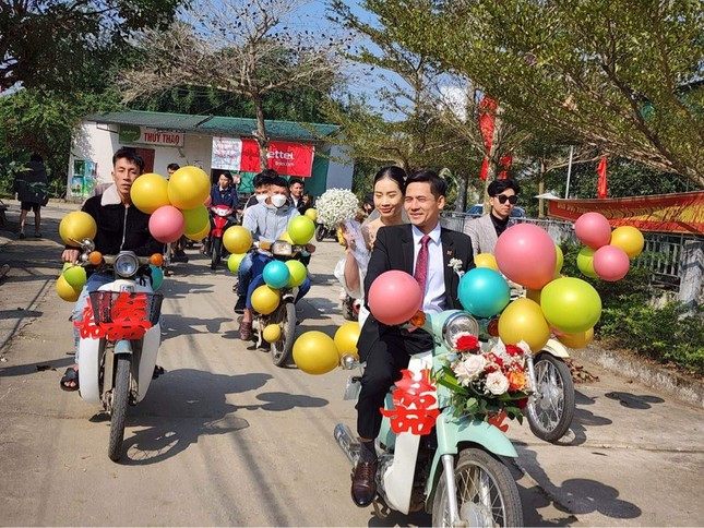 Theo tìm hiểu, những hình ảnh này được ghi lại tại đám cưới của chú rể Doãn Chung (34 tuổi) và cô dâu tên Vân (28 tuổi) cùng trú xã Khánh Vĩnh Yên, huyện Can Lộc (Hà Tĩnh) vào ngày 29/1 (mùng 8/1 Âm lịch) vừa qua.