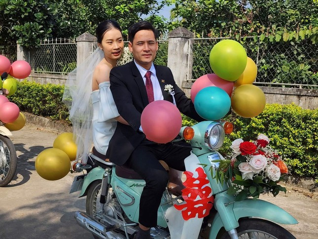 Nhiều người bày tỏ sự thích thú, hiếu kỳ khi xem những hình ảnh này như được quay ngược thời gian, trở về với những đám cưới thời xưa.