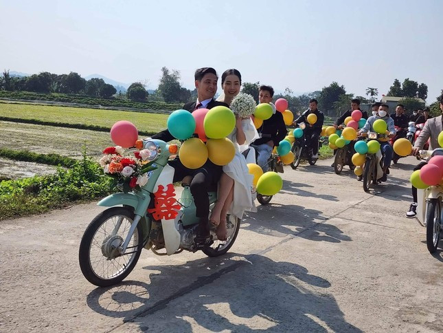 Đám cưới đưa dâu bằng xe Cub đang "gây sốt" cộng đồng mạng.