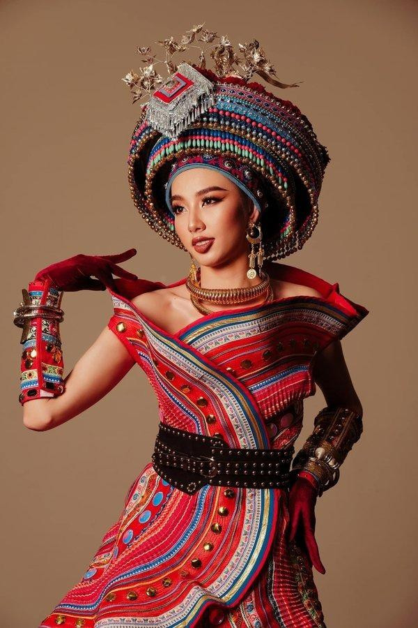 hùy Tiên đầy bí ẩn và quyến rũ khi diện trang phục dân tộc của tỉnh Chiang Mai. Trang phục được làm chủ yếu bằng chất liệu thổ cẩm đầy họa tiết sặc sỡ, tạo điểm nhấn với phần nhún bèo và chiếc đai lưng đen bản to, kết hợp cùng chiếc mấn cực quyền lực và hoành tráng.