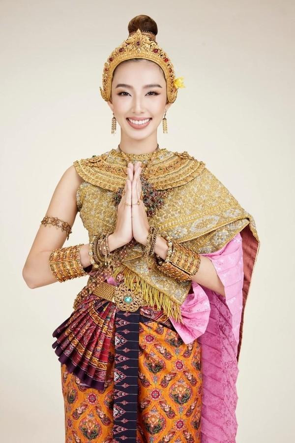 ô từng nhận rất nhiều lời khen khi diện trang phục truyền thống của nhiều vùng miền Thái Lan trong thời gian đương nhiệm.