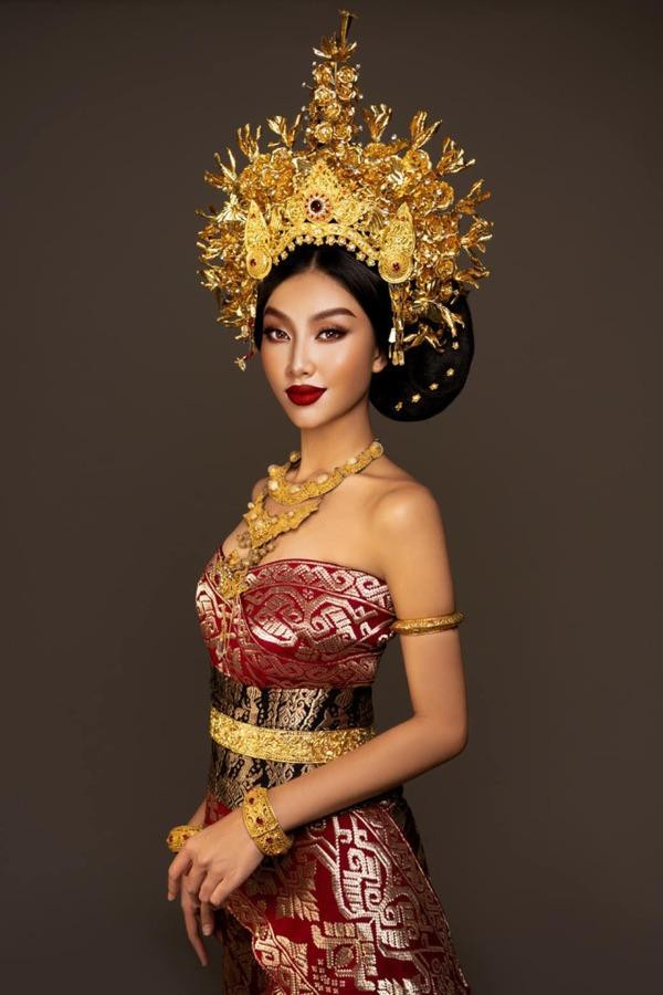 hi xuất hiện tại Miss Grand International 2022, Thùy Tiên khiến fan trầm trồ khi mặc trang phục truyền thống của Indonesia - quốc gia đăng cai tổ chức. Điểm nhấn bộ trang phục là chiếc mấn dát vàng ròng được chạm khắc tỉ mỉ.