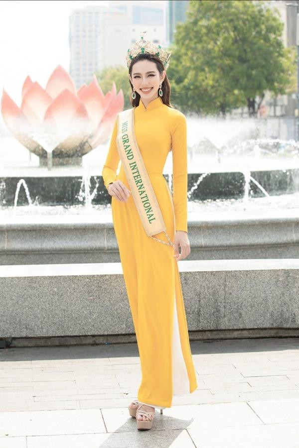à người Việt, dĩ nhiên áo dài cũng được Thùy Tiên ưu ái.