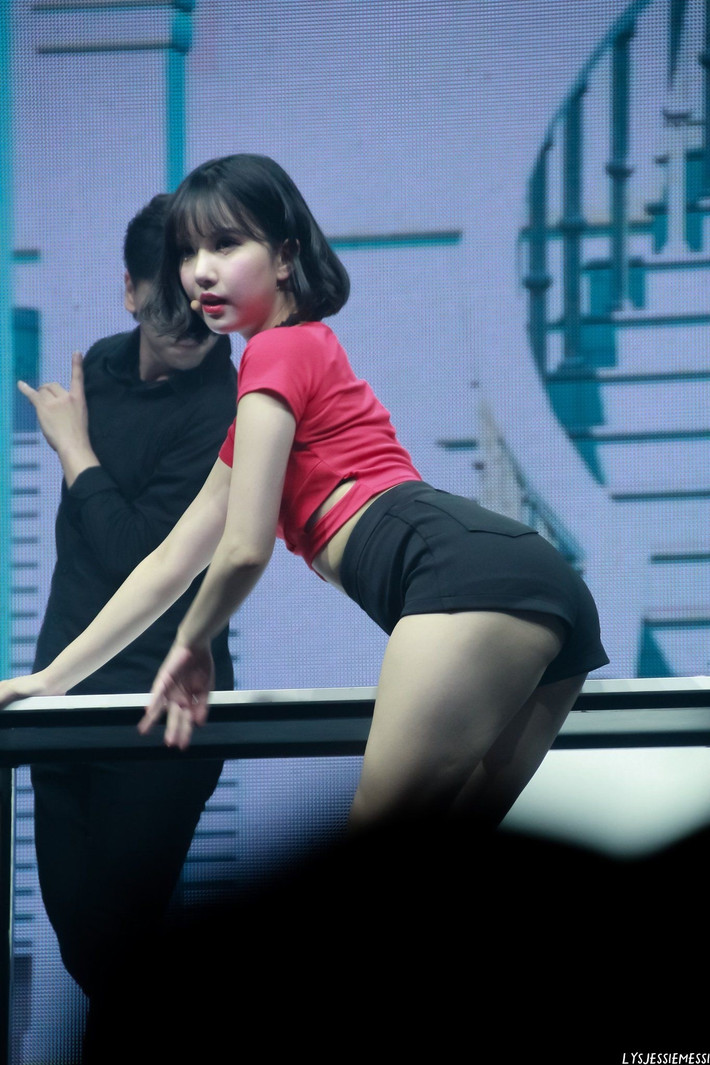 Thời gian còn hoạt động với tư cách thành viên GFriend, Eunha được khen thân hình đồng hồ cát với vòng ba và bắp đùi to, săn chắc. Cô tận dụng những mẫu quần ngắn để khoe lợi thế hình thể. Không ít lần, nữ thần tượng diện đồ quá ngắn để lộ khoảnh khắc nhạy cảm khi thực hiện vũ đạo. Ảnh: Twitter.