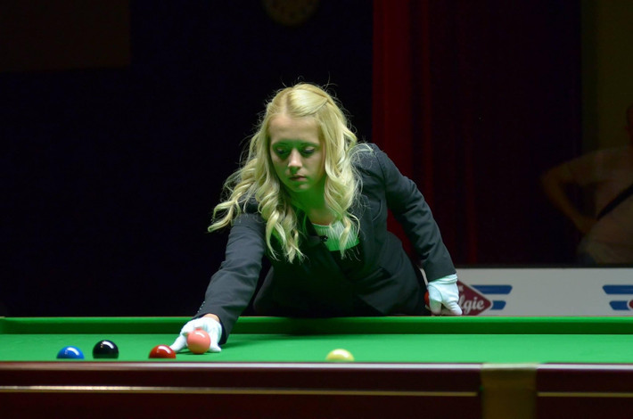 Giải billiard quốc tế đầu tiên Bozhilova làm trọng tài là Bulgarian Open on the Players Tour Championship 2012. Còn trận chung kết xếp hạng đầu tiên của cô nàng là Riga Masters 2016.