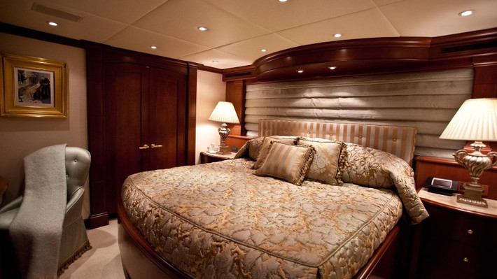 Vào năm 2009, siêu du thuyền đã được tân trang lại và nâng cấp hệ thống máy hoạt động, đặc biệt là lắp đặt thêm bộ ổn định tốc độ và trang trí lại nội thất bên trong.
