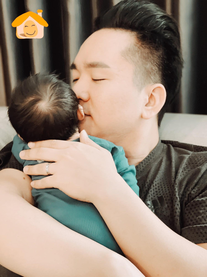 Mỗi khi ở nhà, anh đều giúp vợ chăm sóc con gái nhỏ.