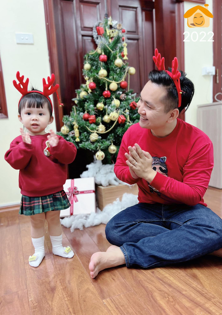 Dịp lễ Noel 2022, Hạnh Phúc cũng đi công tác xa nhà nên anh bù đắp cho vợ con khi trở về. "Giáng sinh muộn của gia đình Trứng khi bố đi công tác mấy ngày qua. Năm ngoái bằng giờ này, con còn chưa biết đứng, chưa biết đi, cũng chẳng bò gì cả. Năm nay con đã vỗ tay theo nhịp bài hát cùng bố mẹ bài hát Giáng sinh và bi bô nói theo mọi người", nam MC hạnh phúc khi nói về con gái nhỏ.