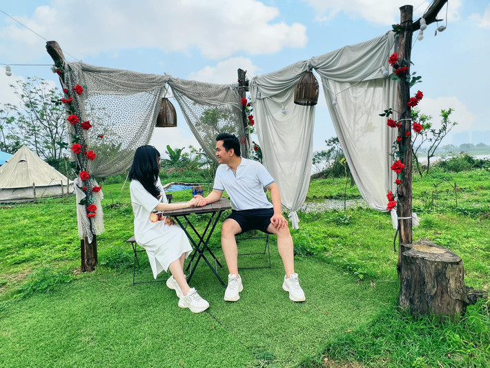 MC Hạnh Phúc chưa từng công khai về tình cảm cá nhân và hình ảnh vợ trước công chúng. Trên mạng xã hội, anh khéo léo đăng tải những hình ảnh giấu mặt nửa kia. Nam MC chia sẻ đó là cách để anh bảo vệ vợ trên mạng xã hội.