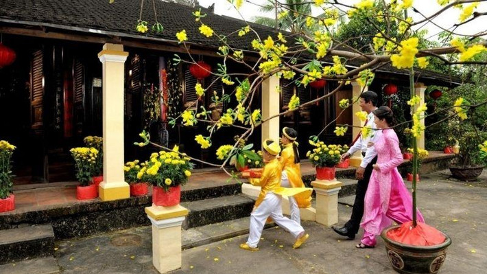 Từ xa xưa, các cụ đã quan niệm nếu người đầu tiên đặt chân đến nhà hợp tuổi với gia chủ, là người làm ăn phát đạt hay được mọi người kính trọng thì ắt hẳn sẽ mang lại may mắn, tài lộc và bình an cho chủ nhà trong năm mới.
