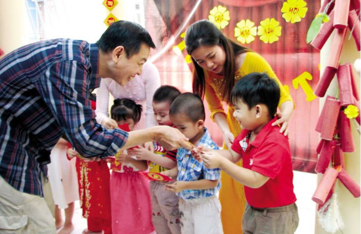 Cách chọn người xông đất phù hợp năm 2023. Dẫu biết đây chỉ là quan niệm từ xưa truyền lại nhưng không thể phủ nhận việc tìm người xông đất trong ngày đầu năm mới đặc biệt quan trọng. Có rất nhiều cách để tìm người xông đất phù hợp: