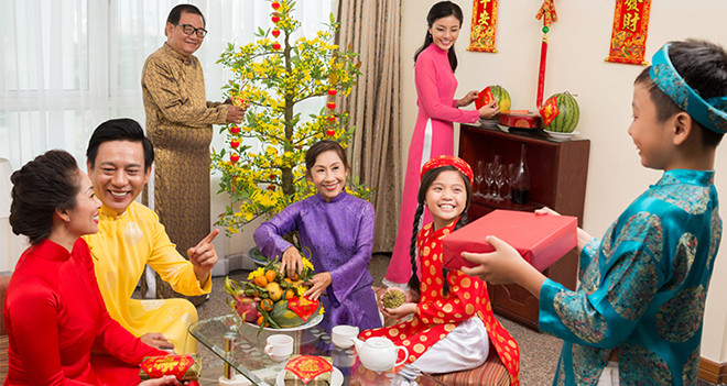 Tuổi xông đất quan trọng thế nào? Bởi xông đất được xem là tục lệ quan trọng, ảnh hưởng đến vận trình và cuộc sống trong năm mới của gia chủ thế nên từ xa xưa đã quan niệm rằng nếu gặp tuổi xông nhà ưng ý thì gia chủ sẽ có vận trình phất lên như diều gặp gió, công việc làm ăn ngày càng tốt đẹp.