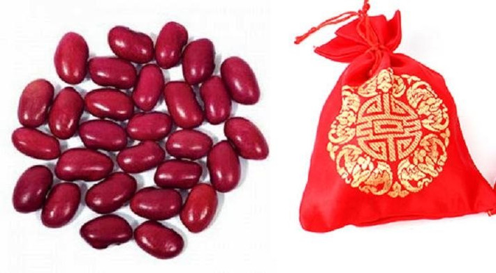 Hạt đậu đỏ. Theo các chuyên gia phong thủy, hạt đậu đỏ là thứ tượng trưng cho sự may mắn. Có thứ này trong người giúp bạn “rước” thêm tiền bạc vào ví, đẩy lui xui xẻo.