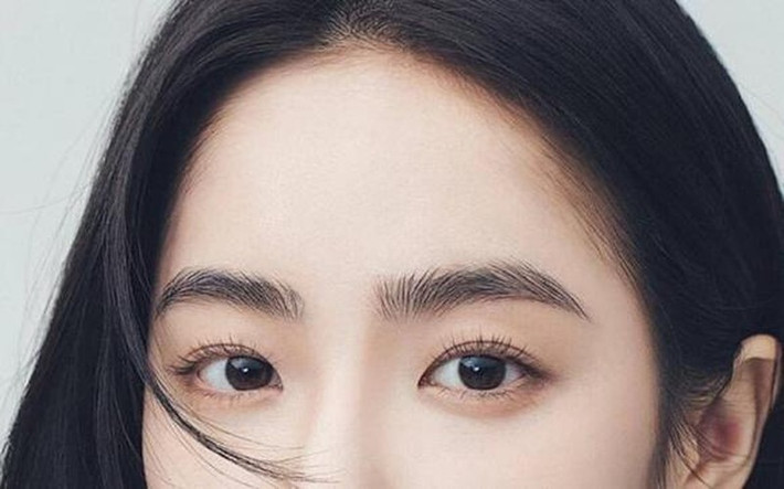 Lông mày lá liễu. Lông mày lá liễu hay dáng lông mày cong tự nhiên trước nay vẫn luôn tiêu biểu cho dáng lông mày của phụ nữ đẹp.