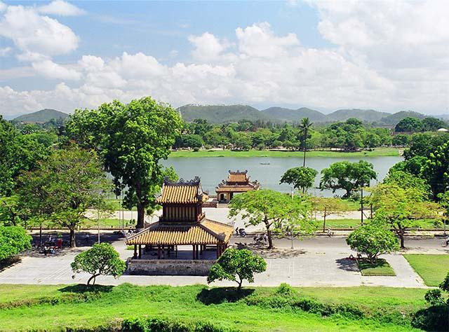 Nghênh Lương Đình được xây dựng dưới triều vua Tự Đức (1852), năm Thành Thái thứ 15 (1903) được trùng tu cẩn thận. Đến năm Khải Định thứ ba (1918), nó được tôn tạo thêm một lần nữa để vua thường xuyên đến nghỉ mát. Nghênh Lương Đình được in trên tờ 50.000 đồng.