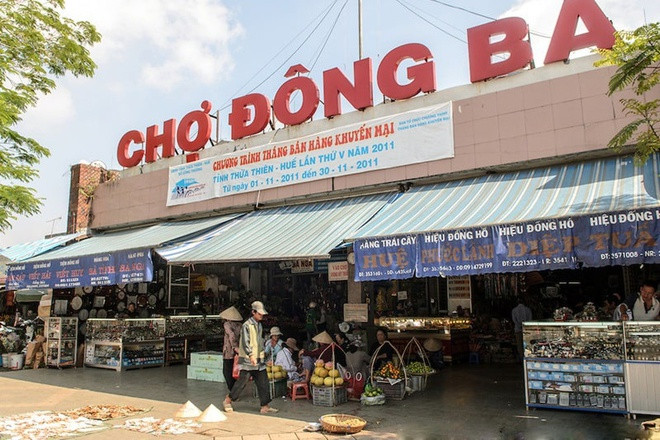 Theo sách “Chín đời chúa 13 đời vua triều Nguyễn”, ban đầu, chợ Đông Ba có tên là Đông Hoa. Vì kỵ tên húy của bà Hồ Thị Hoa (vợ vua Minh Mạng), vua Gia Long ra lệnh đổi tên thành chợ Đông Ba. Dưới thời phong kiến, triều đình kiêng gọi tên húy (tên cúng cơm) của tất cả người trong hoàng tộc. Người vi phạm sẽ bị xử phạt rất nặng.