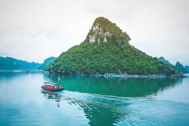Theo Atlas địa lý Việt Nam, Hải Phòng là thành phố duy nhất ở nước ta có 2 huyện đảo trực thuộc gồm huyện đảo Cát Hải và huyện đảo Bạch Long Vĩ.