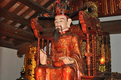 Lê Văn Thịnh là người làng Đông Cứu, nay là thôn Bảo Tháp, huyện Gia Bình, tỉnh Bắc Ninh. Ông là thủ khoa đầu tiên của nền giáo dục nước ta. Lê Văn Thịnh đỗ đầu trong kỳ thi Minh Kinh bác học và Nho học tam trường năm 1075 dưới thời vua Lý Nhân Tông.