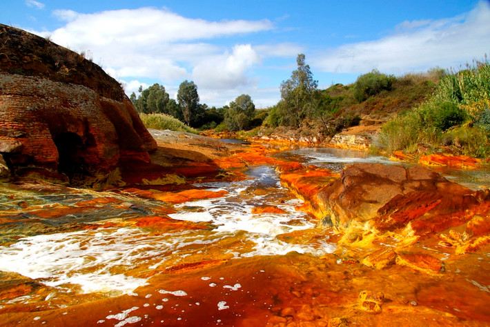 Rio Tinto (Tây Ban Nha): Những con sông thường không phải là điều đầu tiên xuất hiện trong đầu khi nghĩ về những vùng nước đáng sợ trừ khi có thác ghềnh hiểm trở. Tuy nhiên, sông Tinto ở Tây Ban Nha nguy hiểm vì dòng nước màu đỏ kỳ lạ. Con sông đặc biệt này chứa một lượng kim loại nặng trong nước như đồng, sắt, khiến không ai dám bơi ở đây.