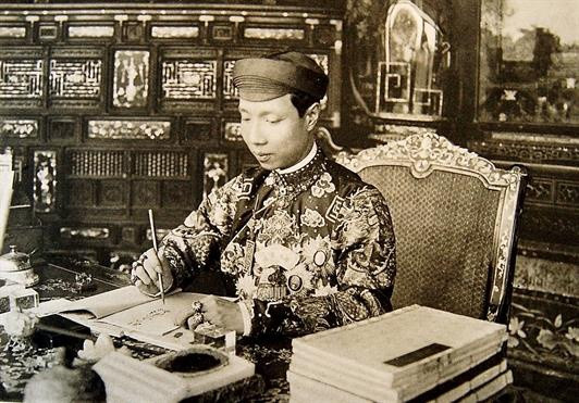 Theo sách "Chín đời chúa mười ba đời vua triều Nguyễn", Khải Định là vua áp chót của triều Nguyễn. Khi còn làm Phụng hóa công, ông có thói quen mê đánh bạc, nhiều lần thua nặng. Thậm chí, nhiều lần, Khải Định còn xúi vợ về xin tiền bố mẹ.