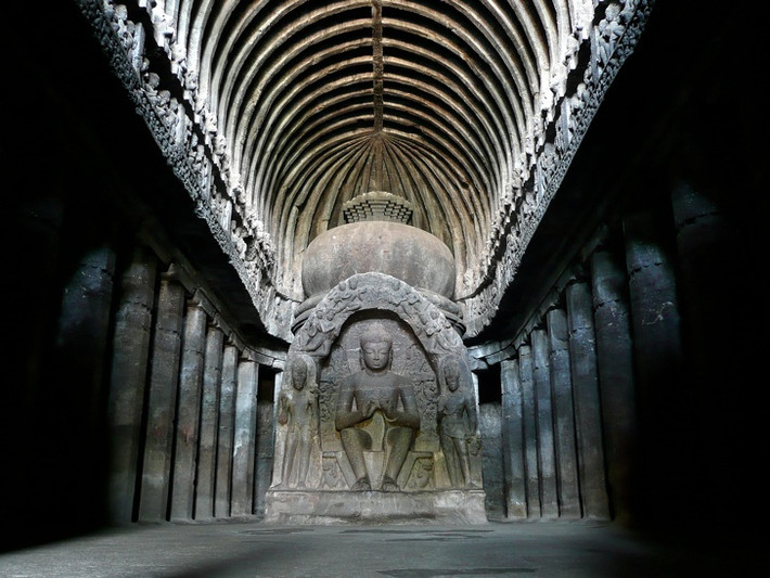 Tại sân trong, một điện thờ trung tâm dành riêng cho thần Shiva. Điện thờ này được chạm khắc với các hốc, cửa sổ, cột, phòng bên trong và bên ngoài, hội trường, tượng các vị thần và một linga đá (đại diện cho Shiva) ở giữa.