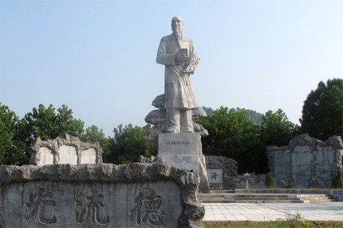 Hải Thượng Lãn Ông Lê Hữu Trác quê ở Sơn Quang, Hương Sơn, Hà Tĩnh là danh y nổi tiếng thời Hậu Lê. Ông để lại bộ sách Hải Thượng y tông tâm lĩnh, viết vào năm 1770, với 28 tập, 66 quyển bao gồm lý, pháp, phương, dược và biện chứng luận trị về nội khoa và ngoại khoa, sản phụ khoa, khoa nhi, cấp cứu... đạo đức y học, vệ sinh phòng bệnh.