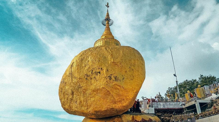 Kyaiktiyo (Myanmar): Tọa lạc vững chãi bên mép một tảng đá vàng, chùa Kyaiktiyo là điểm du lịch nổi tiếng, thu hút rất nhiều du khách ghé thăm. Người ta tin rằng, nhờ có sợi tóc của đức Phật, hòn đá nơi chùa tọa lạc nằm yên trên vị trí cheo leo suốt hàng nghìn năm. Nhìn từ xa, ngôi chùa trông như chiếc vương miện lấp lánh mà chỉ cần ai đó chạm vào cũng có thể rơi xuống sườn núi ngay lập tức. Ảnh: Chanbrotherstravel.