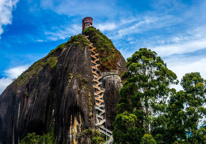 Đá El Penol (Colombia): Cao hơn 200m và rộng khoảng 110m, El Penol được biết đến là tảng đá granite nguyên khối lớn nhất ở Colombia. Tảng đá tọa lạc ở độ cao hơn 200 m so với mặt đất và 2.135 m so với mặt nước biển là vật linh thiêng mà người Tahamí bản địa tôn thờ. Ngày nay, nơi này trở thành điểm đến hút khách bậc nhất Colombia. Dẫn lên đỉnh là 740 bậc thang gấp khúc độc đáo, thách thức du khách sợ độ cao. Ảnh: Pinterest.