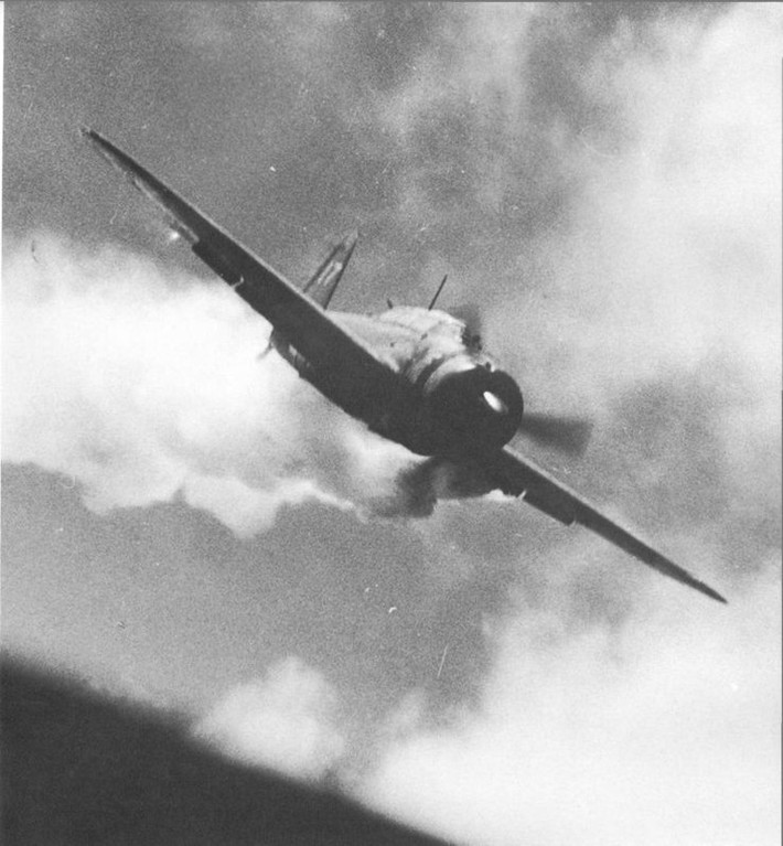 Vào 7h25 sáng ngày 25/10/1944, Yukio Seki nâng cốc chúc mừng Nhật hoàng Hirohito, rồi trèo lên máy bay của mình và chuẩn bị cho chuyến bay “một đi không trở lại” trong diễn biến mà sau này được gọi là hải chiến vịnh Leyte.