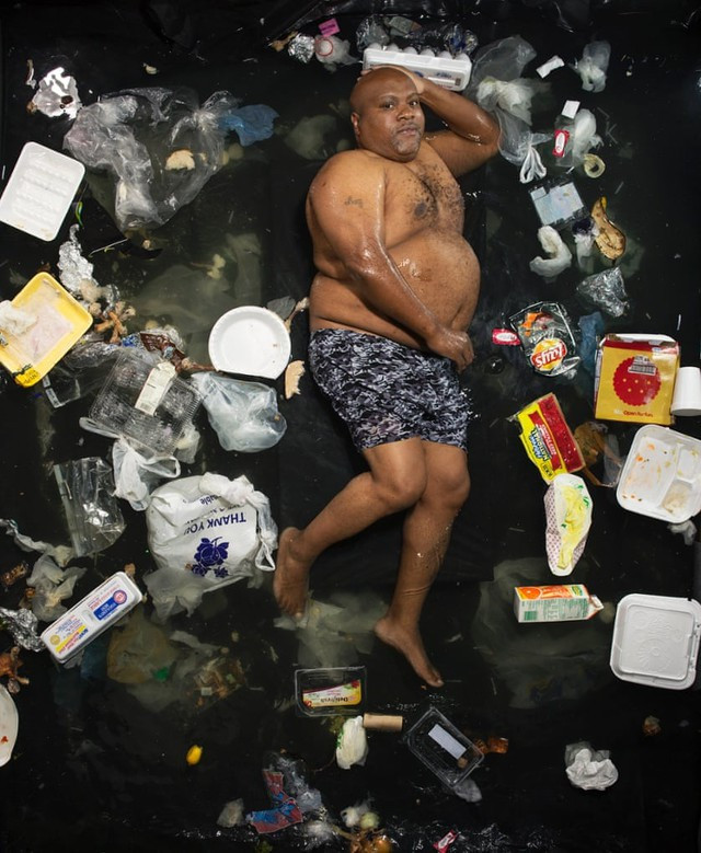 Nhưng chúng ta có khả năng thay đổi thói quen tiêu dùng của mình. Mục tiêu sâu xa hơn của 7 Days of Garbage là trở thành chất xúc tác cho sự thay đổi và đóng góp vào một cộng đồng đang phát triển, chịu trách nhiệm cho cuộc khủng hoảng toàn cầu về sự dư thừa và lãng phí", anh cho biết thêm.
