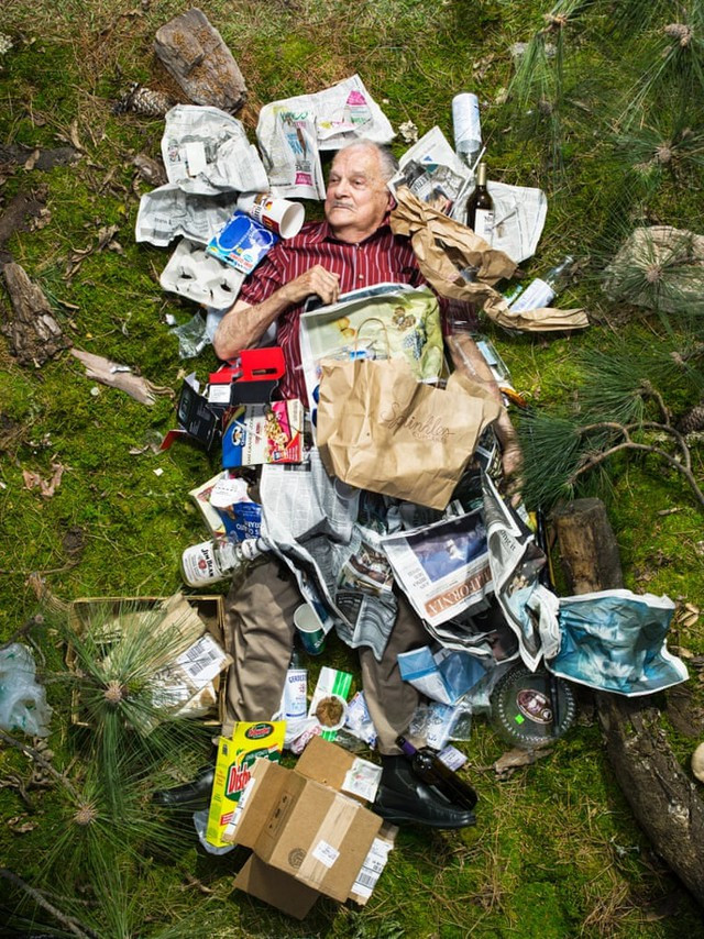 7 Days of Garbage (tạm dịch: 7 ngày rác thải) nhìn vào rác theo cách khiến cho vấn nạn tiêu thụ, sự dư thừa và lãng phí trở nên không thể bỏ qua. Nhiếp ảnh gia đã yêu cầu bạn bè, gia đình, hàng xóm và những người quen khác cất rác của họ trong một tuần, sau đó nằm xuống và chụp ảnh trong đó.
