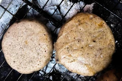 Đối với nhiều du khách, bánh tam giác mạch không chỉ là món ăn để thưởng thức cho biết. Nó là hương vị của núi rừng, là câu chuyện văn hóa được gói trong chiếc bánh thô mộc. Khi mang vài chiếc bánh về làm quà, nghĩa là bạn mang theo một phần ký ức Hà Giang – giản dị, ấm áp và đầy tình người. Ảnh dulichviet