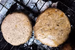 Đối với nhiều du khách, bánh tam giác mạch không chỉ là món ăn để thưởng thức cho biết. Nó là hương vị của núi rừng, là câu chuyện văn hóa được gói trong chiếc bánh thô mộc. Khi mang vài chiếc bánh về làm quà, nghĩa là bạn mang theo một phần ký ức Hà Giang – giản dị, ấm áp và đầy tình người. Ảnh dulichviet