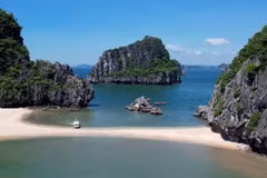 Bãi Cát Oăn đẹp như Maldives giữa vịnh Hạ Long, mê hoặc du khách