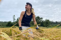 Chương trình du lịch trải nghiệm mùa vụ ở Cô Tô đang được nhiều hộ dân và homestay triển khai, kết hợp giữa tham quan, lao động và ẩm thực địa phương. Chị Nguyễn Minh Huệ, chủ một homestay tại thôn Hải Tiến, cho biết, trải nghiệm làm nông dân trên đảo nhận được phản hồi tích cực từ khách quốc tế. Ảnh TapchidulichTPHCM