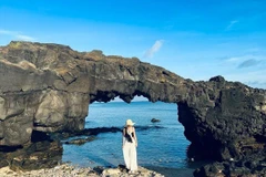 Check-in Cổng Tò Vò, săn khoảnh khắc đẹp như tranh ở Lý Sơn