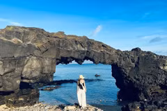 Check-in Cổng Tò Vò, săn khoảnh khắc đẹp như tranh ở Lý Sơn