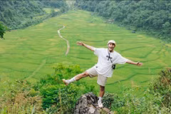 Du khách say mê cảnh đẹp Pù Luông. Ảnh Blog của Rọt