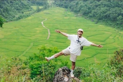 Du khách say mê cảnh đẹp Pù Luông. Ảnh Blog của Rọt