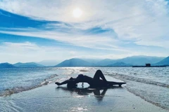 Điệp Sơn đẹp mê hồn với con đường cát nối tam đảo giữa biển khơi