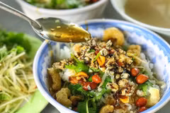 Đối với du khách lần đầu đến Huế, đây được coi là những điểm dừng chân đáng tin cậy để trải nghiệm trọn vẹn hương vị địa phương. Ảnh MIA