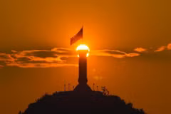 Say lòng trước ánh bình minh trên bản làng Lô Lô Chải