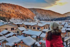 Dù đi tour hay tự túc, hành trình đến Làng Tuyết Hương đều mang lại trải nghiệm khó quên – nơi tuyết trắng phủ lối, ánh đèn lồng lung linh và bầu không khí ấm áp khiến du khách như sống trong một mùa đông cổ tích giữa đời thực. Ảnh MIA