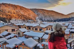 Dù đi tour hay tự túc, hành trình đến Làng Tuyết Hương đều mang lại trải nghiệm khó quên – nơi tuyết trắng phủ lối, ánh đèn lồng lung linh và bầu không khí ấm áp khiến du khách như sống trong một mùa đông cổ tích giữa đời thực. Ảnh MIA