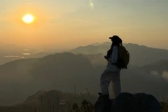 Trekking Núi Thành Đẳng ngắm trọn Quảng Ninh từ 'nóc nhà Uông Bí'